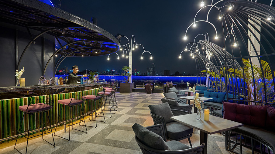 SKY BAR & LOUNGE Essence Dining Restaurant